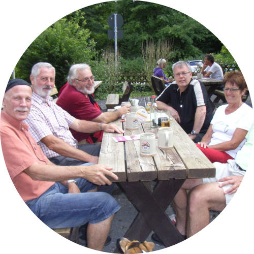 Gemütliches Beisammensein der Vereinsmitglieder an einem Biertisch